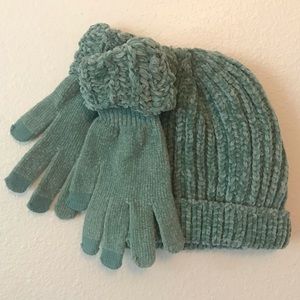 Turquoise hat w/ matching gloves